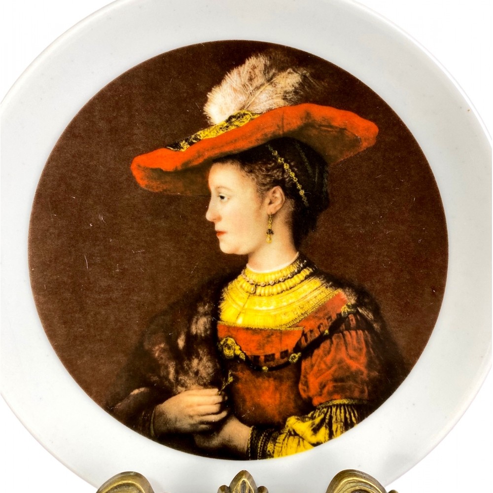 Портрет тарелка. Портрет на тарелке. Настенные тарелки с портретами женщин. Тарелка с портретом принцессы. Maggi тарелки с портретам.